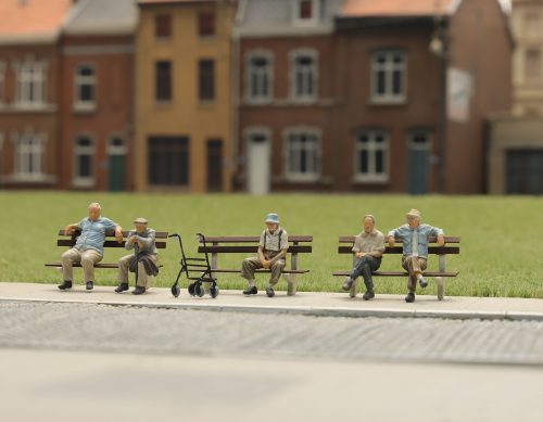 5870174 Oude knarren op bank