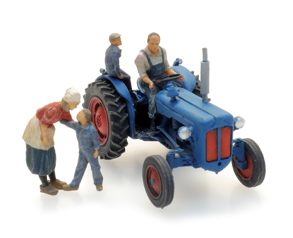 5870026 Boer op tractor  familie