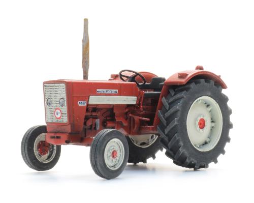 10.461_Mc_Cormick_International_Tractor