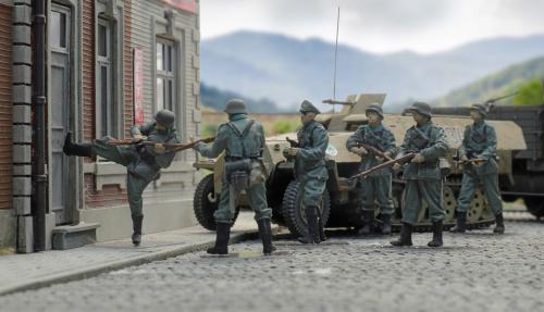 5720004 WM Infantry breaching door scene