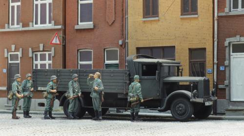5720009 WM Infantry awaiting transport scene