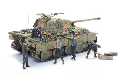 5720011 WM Tank crew reloading scene