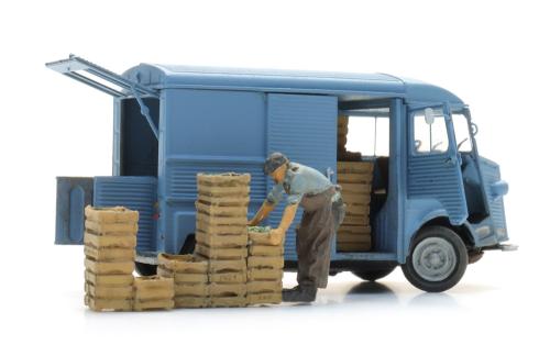 5870155 Marktkoopman met kratten scene